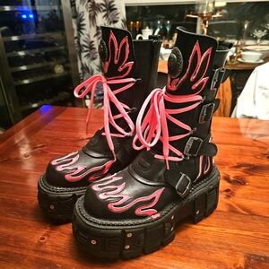 New Rock Leather Punk Boots‎ In Black and Pink Flame. Made In Spain. NWT. Size 9